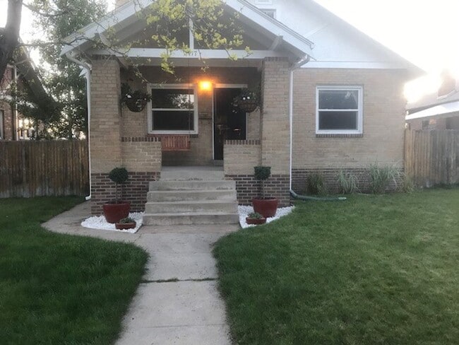 Primary Photo - Large Backyard North of City Park in Denver