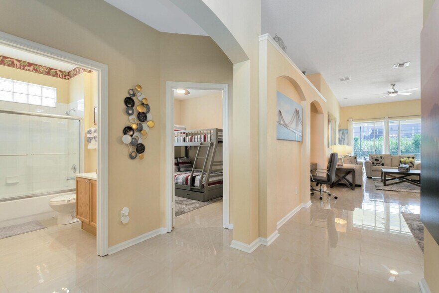 Building Photo - 8132 Sun Palm Dr
