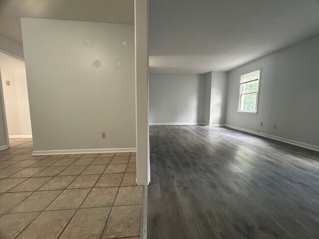 Building Photo - Spacious 3 bed 5 bath condo located in the...