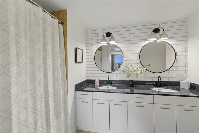 Building Photo - 300 S Duval St