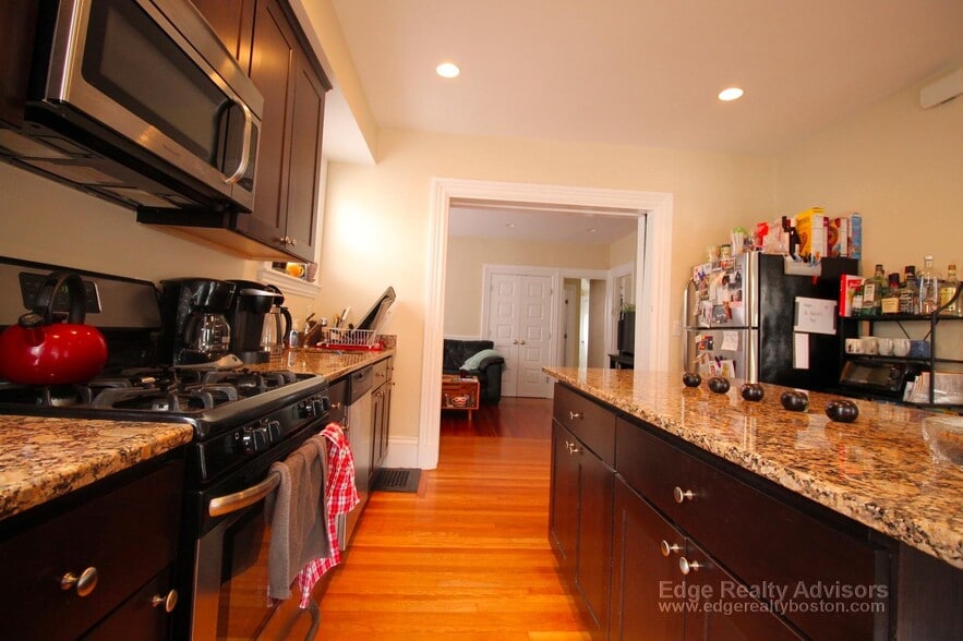 Building Photo - 66 Montcalm Ave