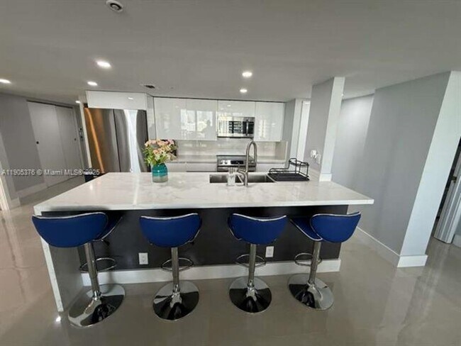 Building Photo - 1717 N Bayshore Dr