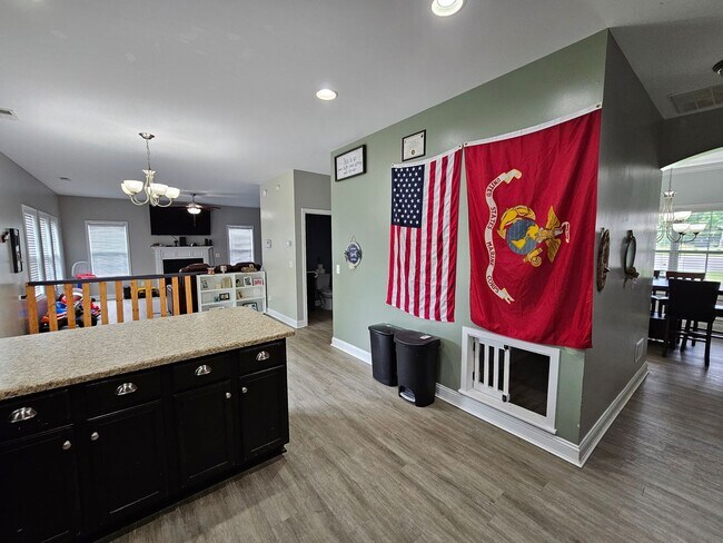 Building Photo - Gorgeous and Spacious 4 Bedroom Home!