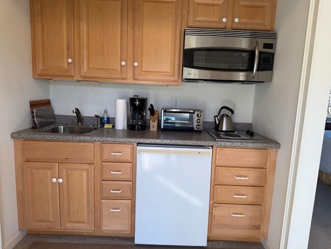 Building Photo - 69 Putney Hill Rd