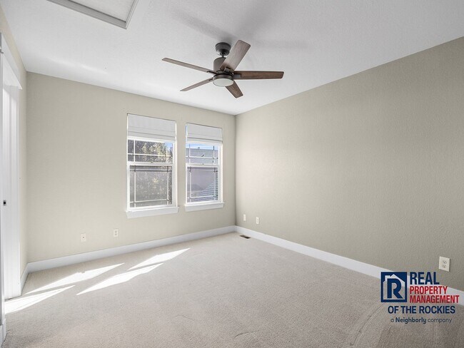 Building Photo - Beautiful 2 Bed 2.5 Bath Townhouse in West...