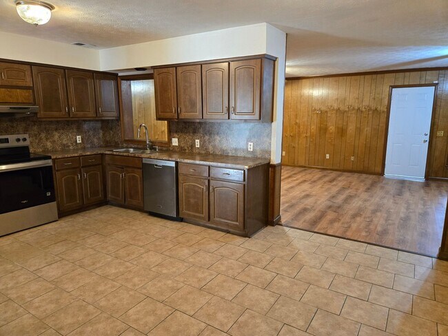 Building Photo - FOR RENT in North Columbus! Available Now!