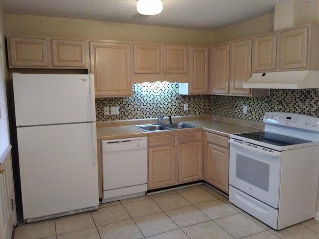 Building Photo - 1602 Carolwood Ct