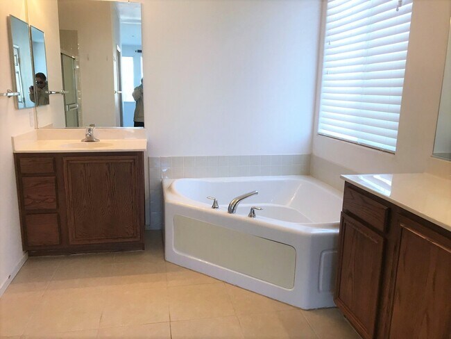 Building Photo - Spacious Home with Convenient Location