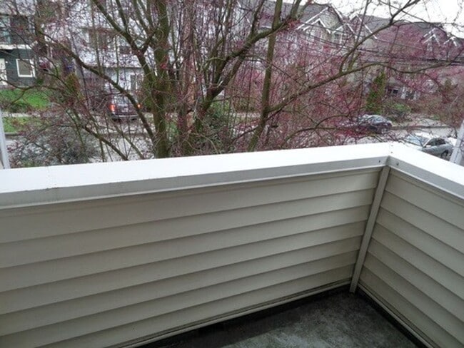 Building Photo - GREAT NEW PRICE! Stunning and Large 3-Bedroom Townhome with Garage FOR RENT in Green Lake!!