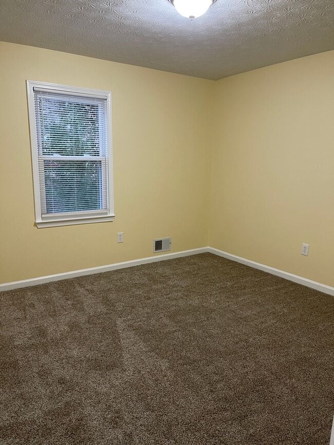 Building Photo - Split Foyer Home with Fenced Yard