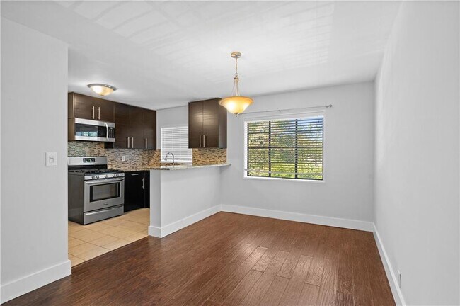 Building Photo - 1370 Chalmette Dr NE