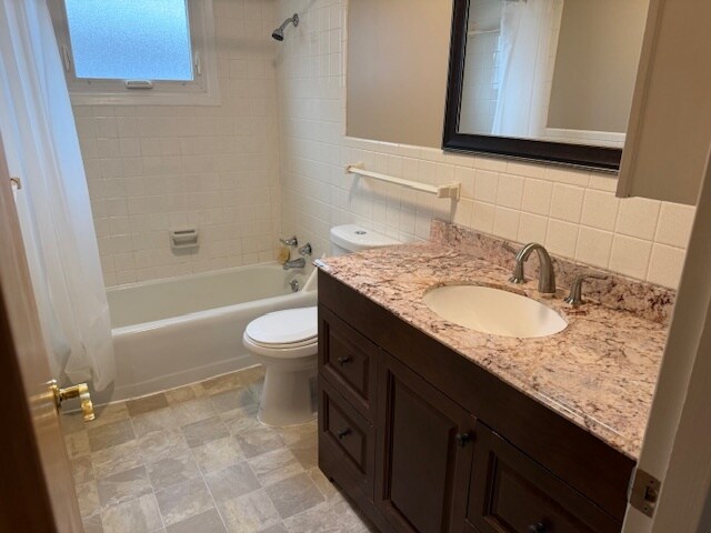 Bathroom. - 1118 E Washington St