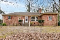 Building Photo - 3 Bedroom & 1.5 Bathroom with Huge Fenced ...