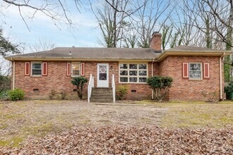 Building Photo - 3 Bedroom & 1.5 Bathroom with Huge Fenced ...