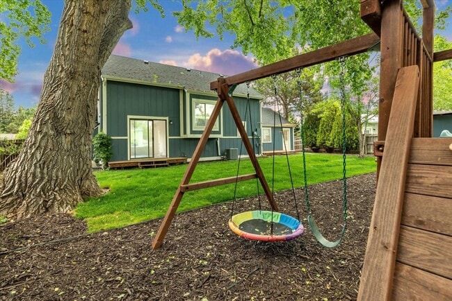 Building Photo - Beautifully updated 4-bed, 3-bath home in ...
