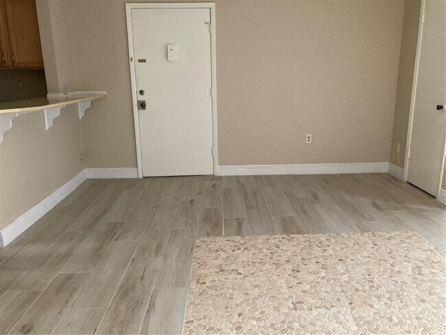 Building Photo - 3840 N Lake Dr