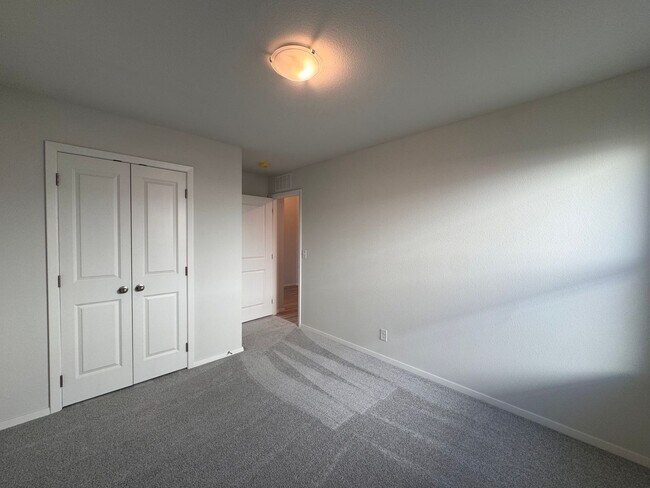 Building Photo - 3401 E 153rd St S