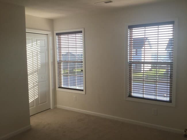 Building Photo - 450 Chelsea Loop