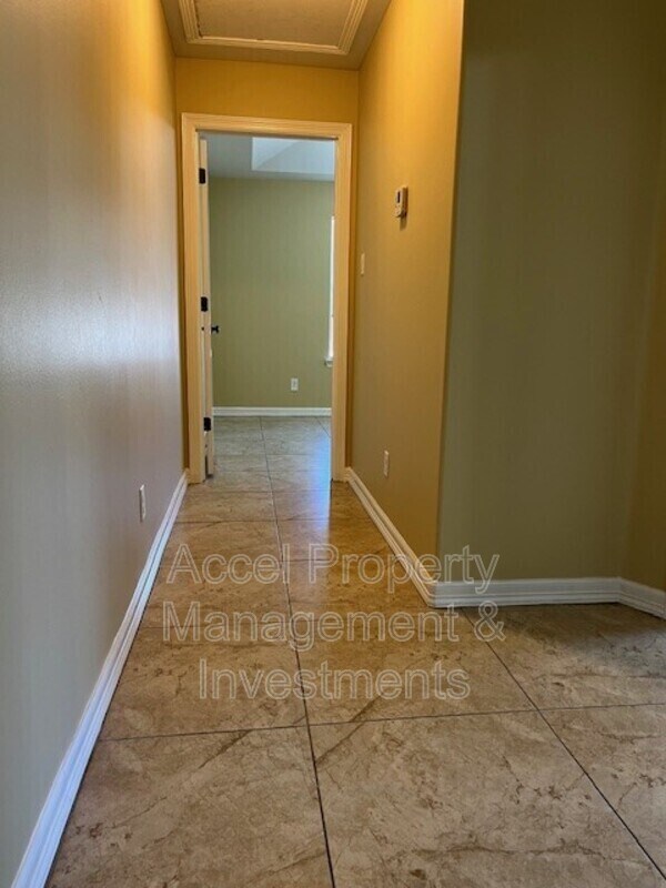 Building Photo - 2607 E Eisenhower Ave