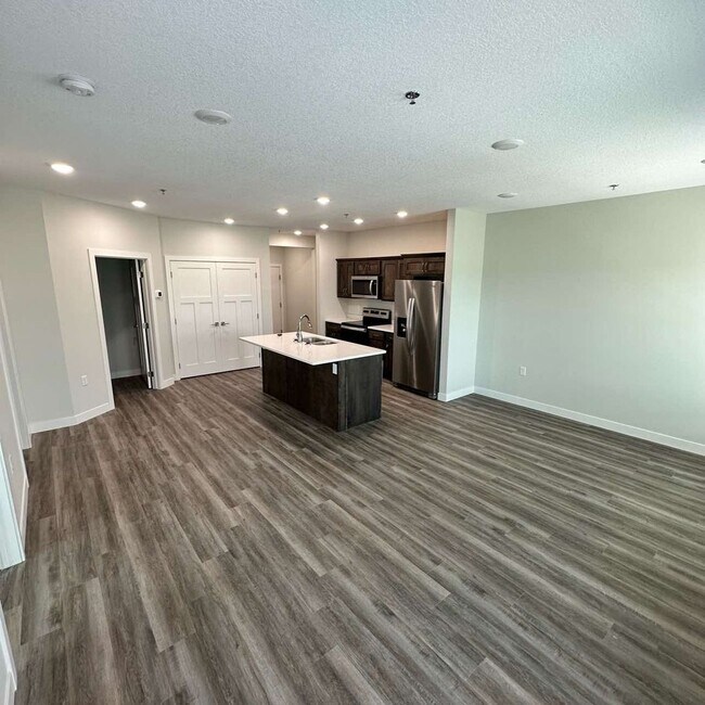 Building Photo - One Bedroom Bixby Condo