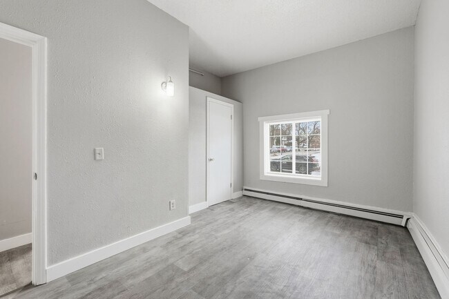 Building Photo - Updated 2-Bed 1-Bath Unit - Available Now!