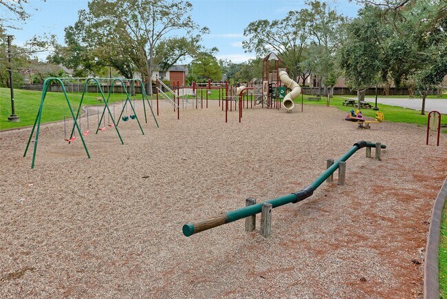 Building Photo - 15806 Spring Forest Dr