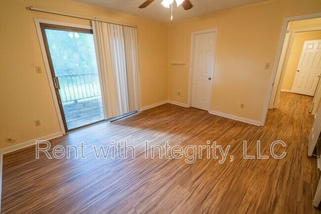 Building Photo - 1500 Twin Lakes Cir