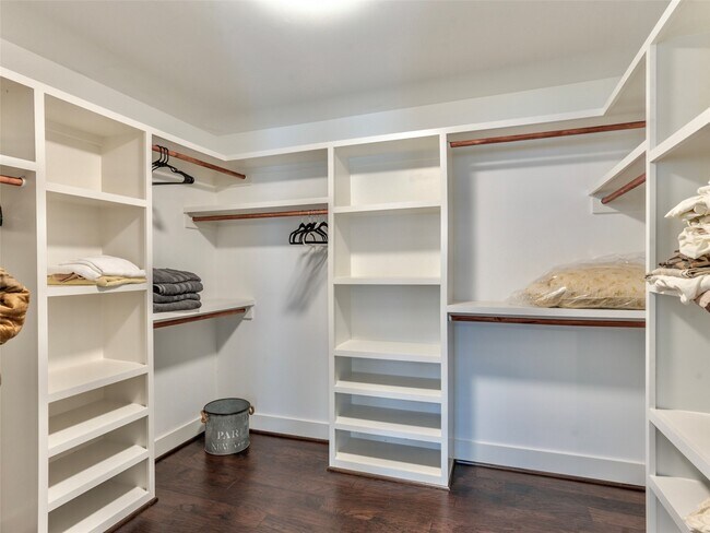 Building Photo - 9806 Cliffwood Dr