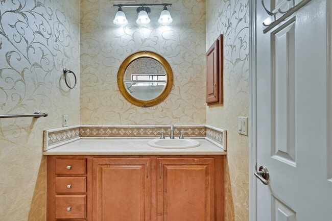 Building Photo - Large, Comfy 2BR, 2BA Condo with Convenient Location