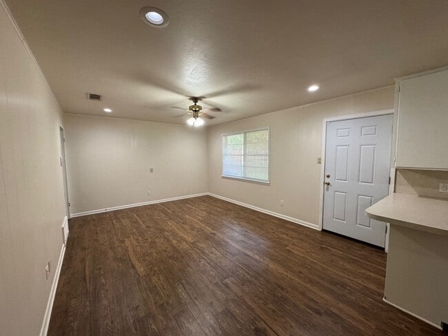Building Photo - Corner Lot Waco Home