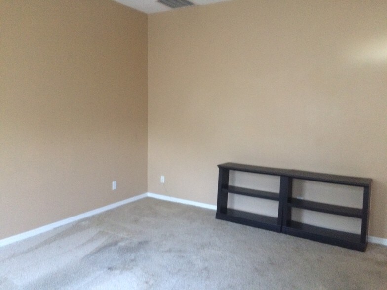 Spacious room with a lot of light - 3615 Soft Breeze Cir