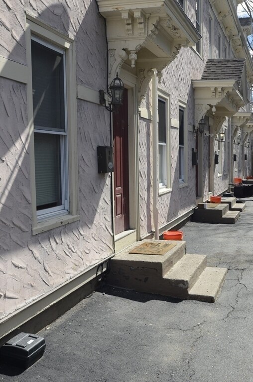 Building Photo - 68 Elm St