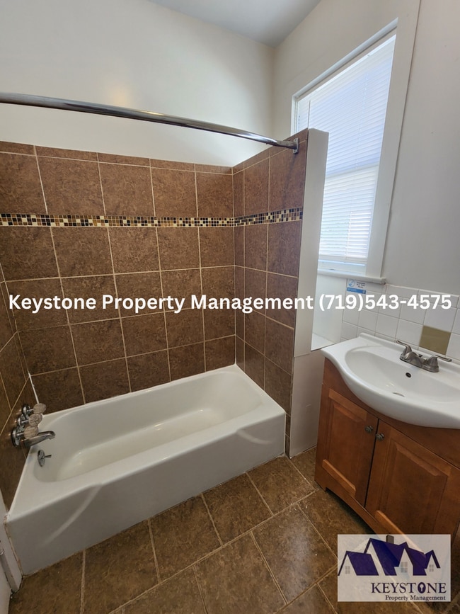 Building Photo - New Kitchen Appliances! South-side Home 1 Bedroom/1 Bath House $1000/$1000