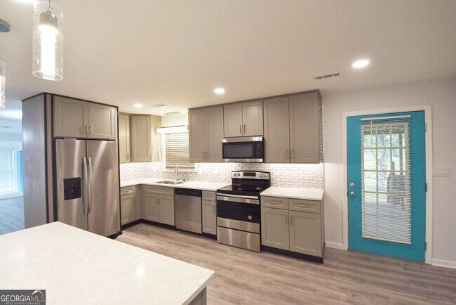 Building Photo - 98 Woodvalley Dr