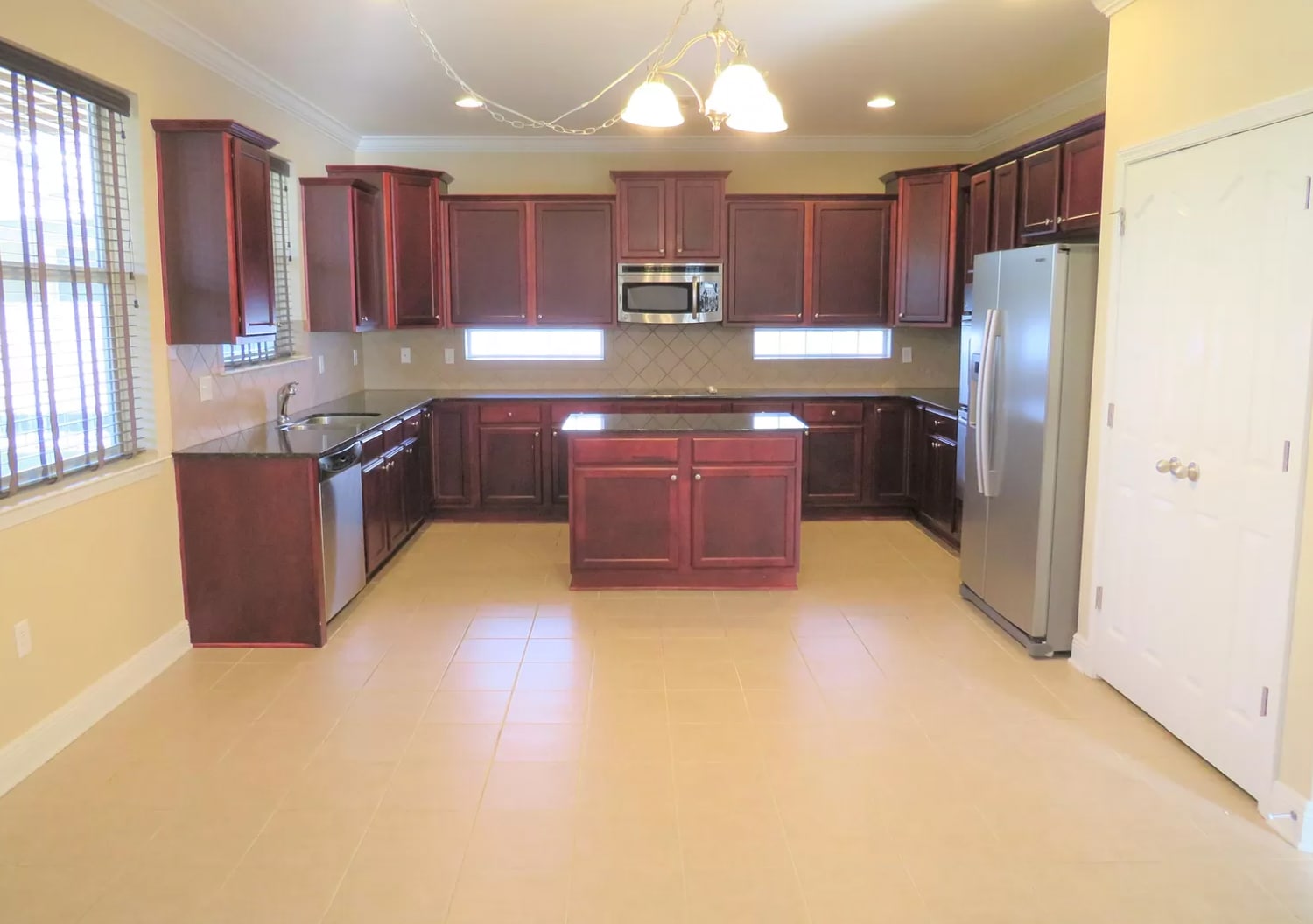 Gourmet kitchen - 378 Miranda Ct