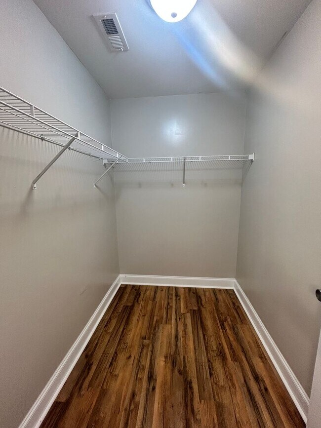 Building Photo - 4 BR, 2 BA, 2 Car Garage | Close to Chattanooga, Volkswagen, FedEx, & Amazon