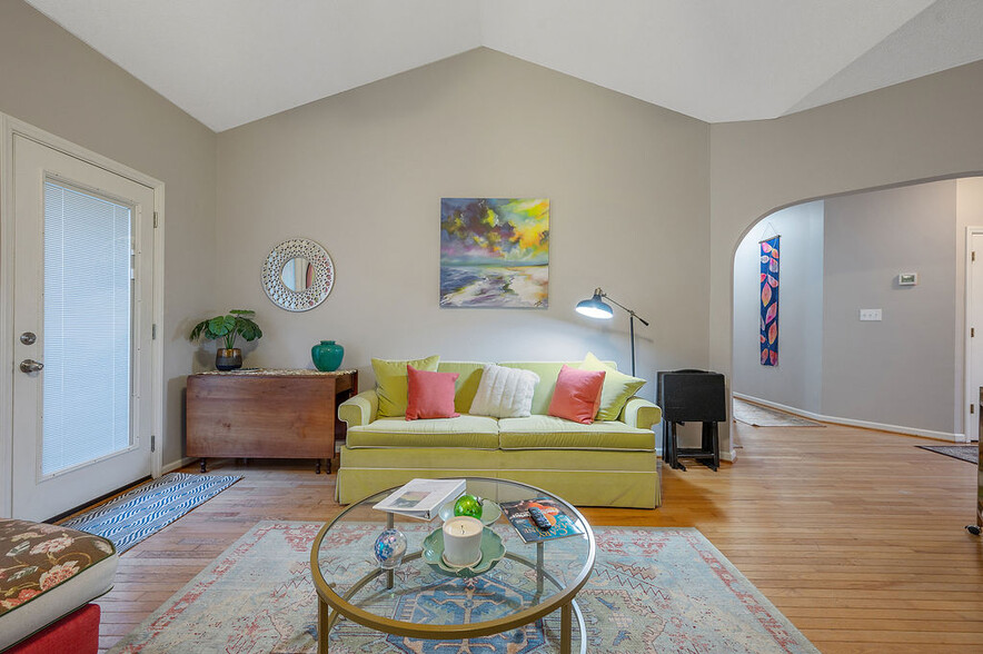 Living room - 2412 Laurel Falls Ln