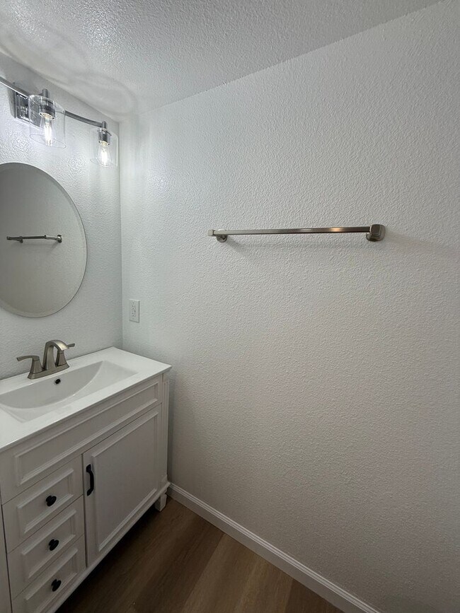 Building Photo - 3 BEDROOM COURT LOCATION