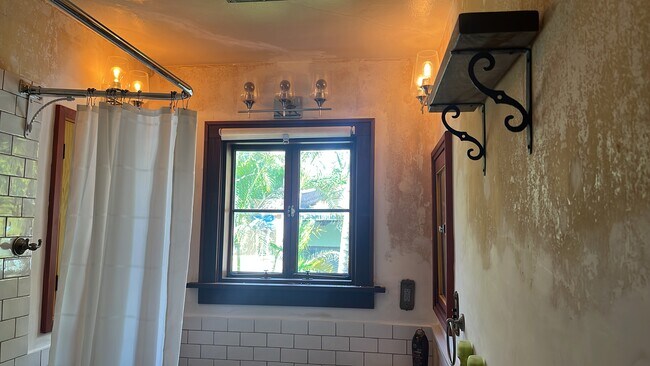 Bathroom Upstairs - 407 Alhambra Cir