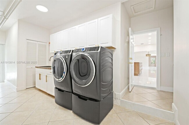 Building Photo - 13000 Old Cutler Rd