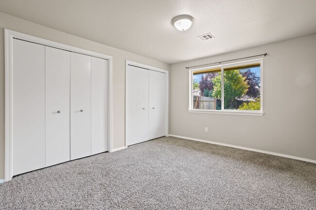 Building Photo - Prime SE Boise 3bd/2ba Townhome with 2-Car Garage