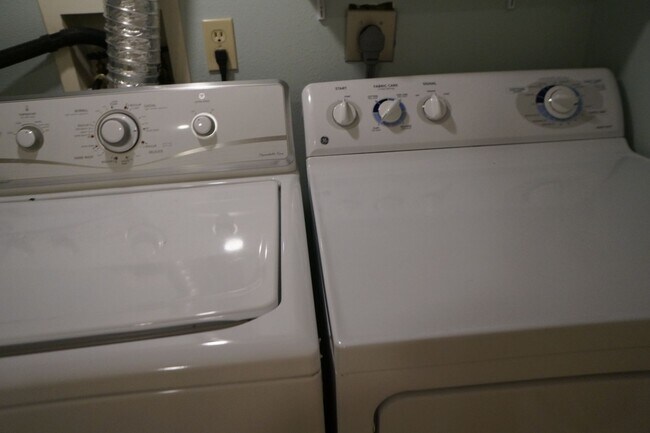 Building Photo - N.E Rose City Bungalow Pet Friendly
