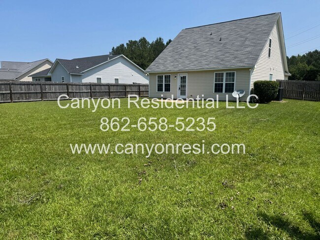 Building Photo - Charming 3-Bedroom Home in Raeford, NC
