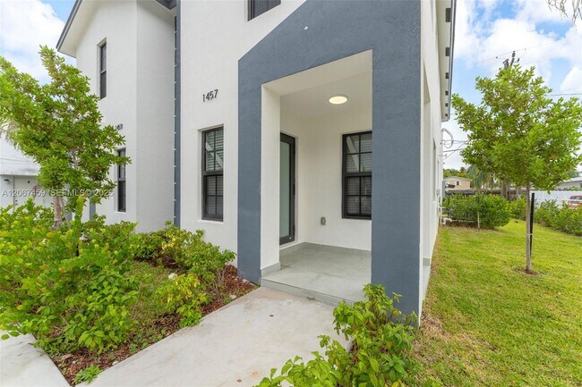 Building Photo - 1457 NW 2nd Ave