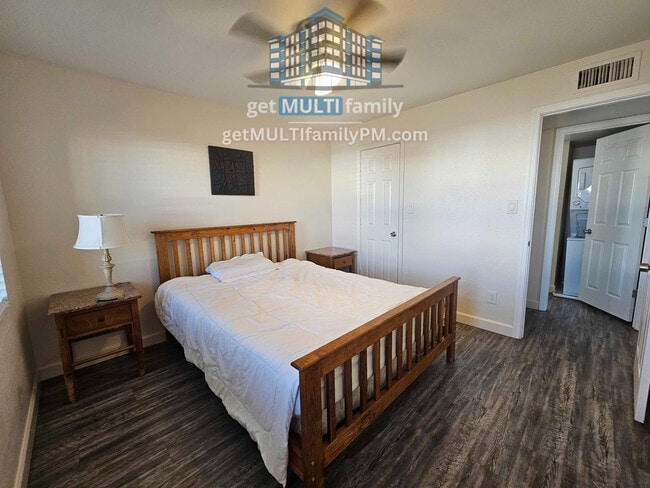 Building Photo - 515 W Pebble Beach Dr