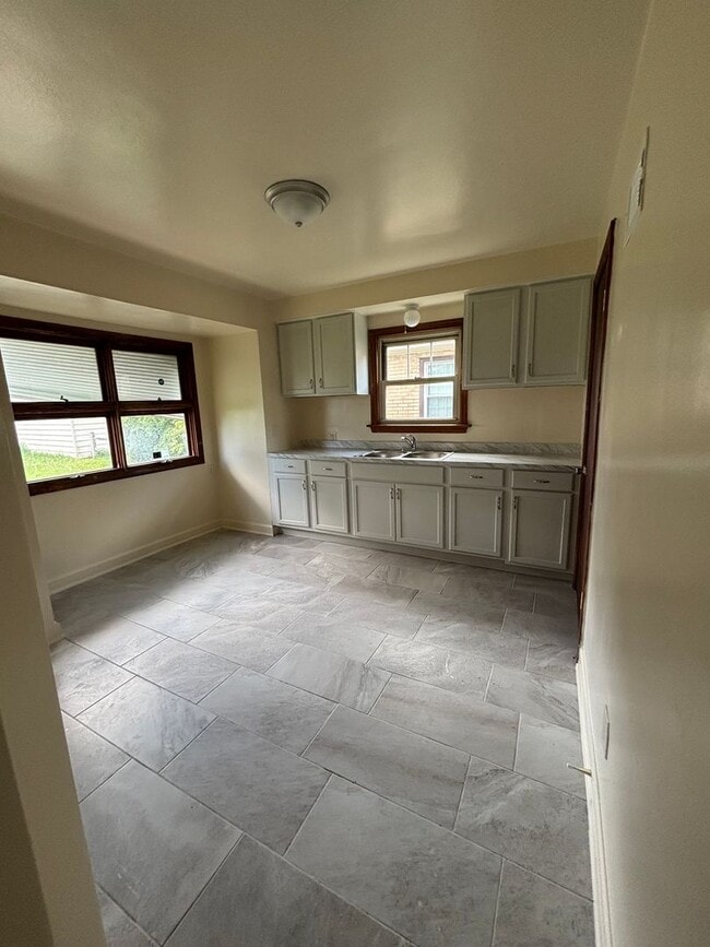 Building Photo - HUGE NICE 3BR SINGLE FAMILY HOME, PARKING,...