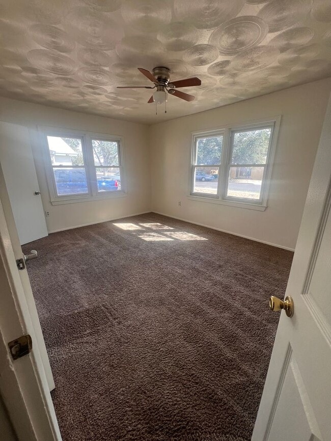 Building Photo - Large Family Home!