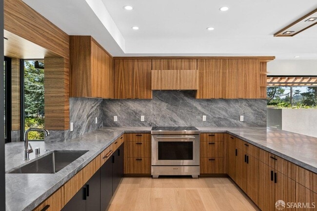 Building Photo - 1435 Lakeview Dr