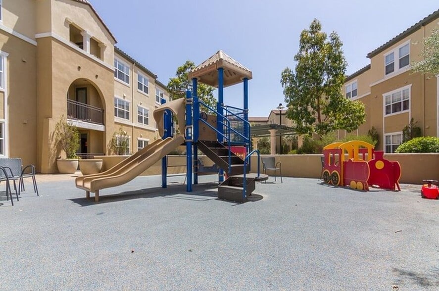 Courtyard (play area) - 1883 Agnew Rd