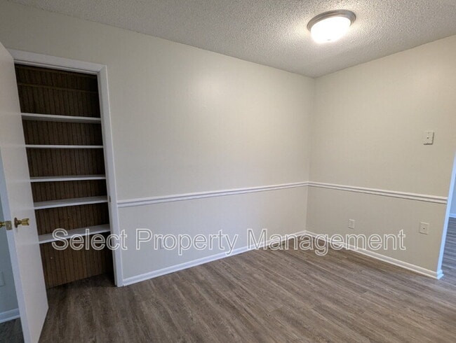 Building Photo - 924 E Washington Center Rd